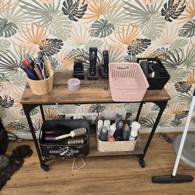 une photo d'un bureau sur lequel sont disposés de nombreux produits de maquillage