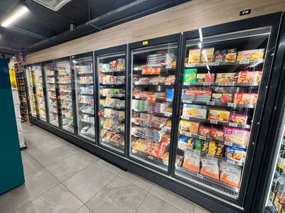 un congélateur réfrigéré dans une épicerie