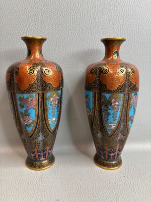 deux vases posés côte à côte sur une surface blanche