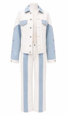 une photo d'une veste et d'un pantalon en jean blanc et bleu