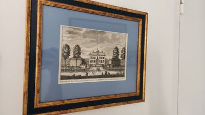 une photo d'une photo accrochée au mur