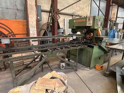 une grande machine qui découpe du bois dans une usine