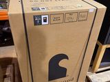 un grand carton posé sur une palette dans un entrepôt