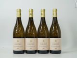 trois bouteilles de vin blanc sont alignées sur une table
