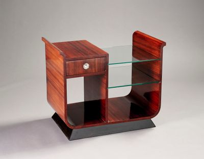 une photo d'une table en bois surmontée d'une étagère en verre