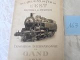 un livre posé sur une table sur laquelle se trouve un train