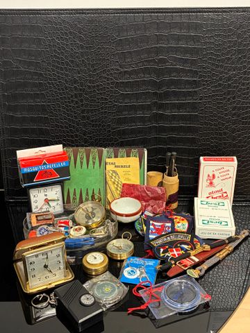 Lot de petits objets divers, porte-clés, pendulette, jeux de cart