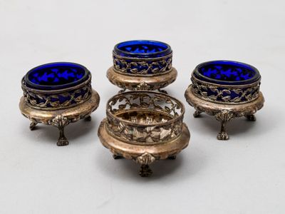 trois bols en verre bleu empilés les uns sur les autres sur une table