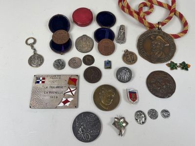 beaucoup de médailles et d'autres objets posés sur la table