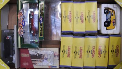 une boîte contenant un assortiment de jouets et d'autres objets