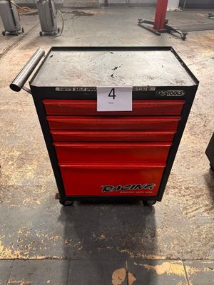 une boîte à outils rouge et noire posée par terre