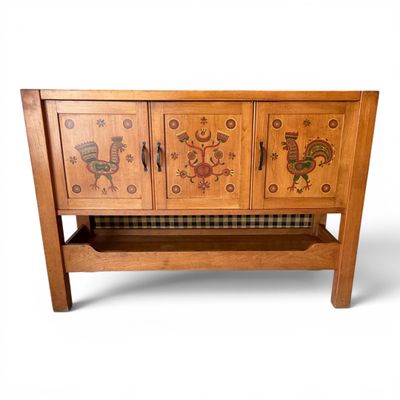 une armoire en bois dont les portes sont ornées d'un motif