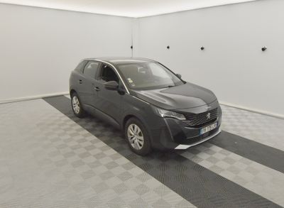 une photo d'une voiture grise dans un garage