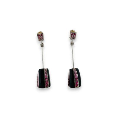 Paire de pendants d'oreilles en or gris 18K (750) sertis de …