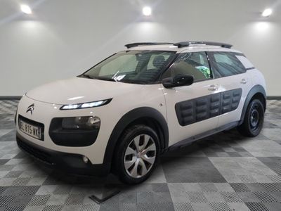 la citrole blanche est garee sur un carrelage en damier