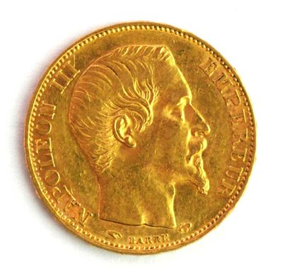gros plan d'une pièce d'or sur une surface blanche