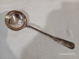 une cuillère posée sur une table