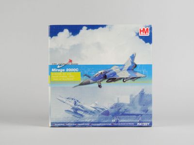 une boîte sur laquelle figure l'image d'un avion de chasse