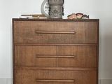 une photo d'une commode dans une pièce