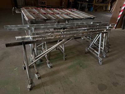 une table sur laquelle se trouvent de nombreux objets en métal