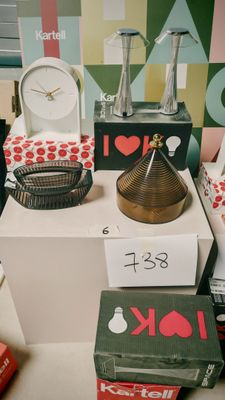 de nombreux modèles d'horloges exposés dans un magasin