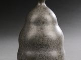 un vase gris posé sur une table