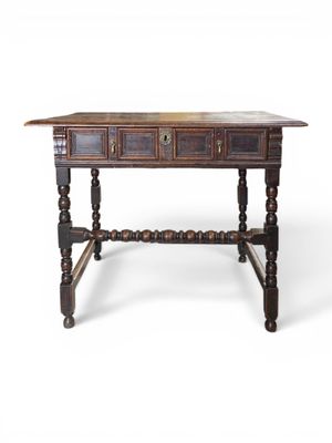 une vieille table en bois surmontée de deux tiroirs
