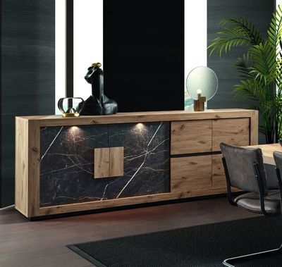 une salle à manger avec une table, des chaises et un miroir