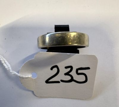 une étiquette à laquelle est attachée une étiquette de prix