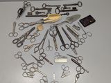 Plusieurs paires de ciseaux sont disposées en cercle sur une table