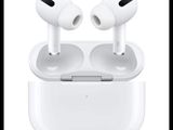 un apple airpods avec étui de chargement sur fond blanc