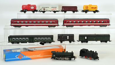 Plusieurs petits trains sont exposés dans une vitrine transparente