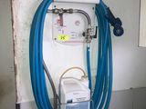 un tuyau bleu raccordé à des toilettes blanches dans une salle de bains