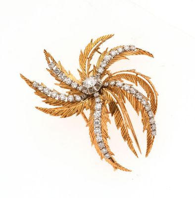 une photo d'une broche en forme de palmier, en or et diamants