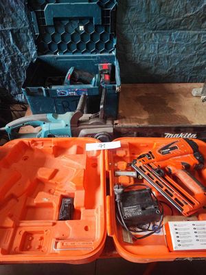 deux outils orange dans un coffret posé sur une table