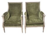 paire de fauteuils recouverts de velours vert
