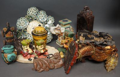 un grand nombre de figurines posées sur une table