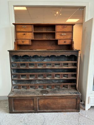 Vaisselier et caisson de bureau.