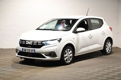 la photo d'une voiture blanche garée dans un garage