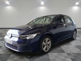 la voiture bleue est garée sur un sol en damier dans le garage