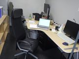 un bureau sur lequel se trouvent un ordinateur et un portable