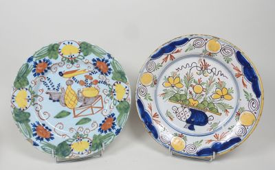 deux assiettes ornées de motifs, posées l'une à côté de l'autre