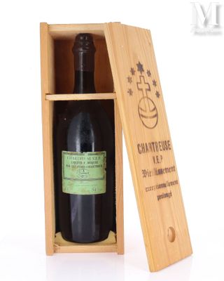 une boîte en bois avec une bouteille de vin à l'intérieur