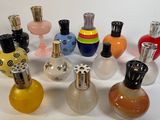 beaucoup de flacons de parfum posés sur une table