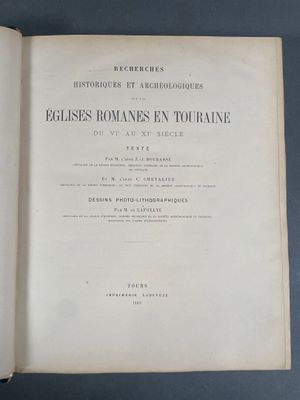 un livre ouvert posé sur une table à côté d'une tasse de café
