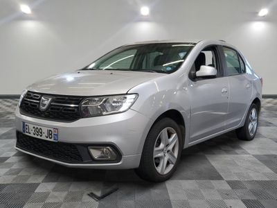 la photo d'une voiture argentée garée dans un garage