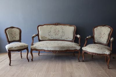 trois chaises et un canapé dans une pièce