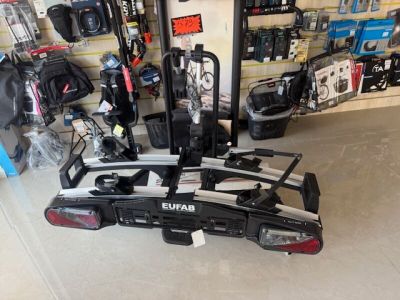 un porte-vélos sur lequel est posé un vélo, dans un magasin