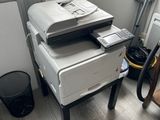 une imprimante posée sur une table dans une pièce