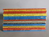 plusieurs livres pour enfants empilés sur une table